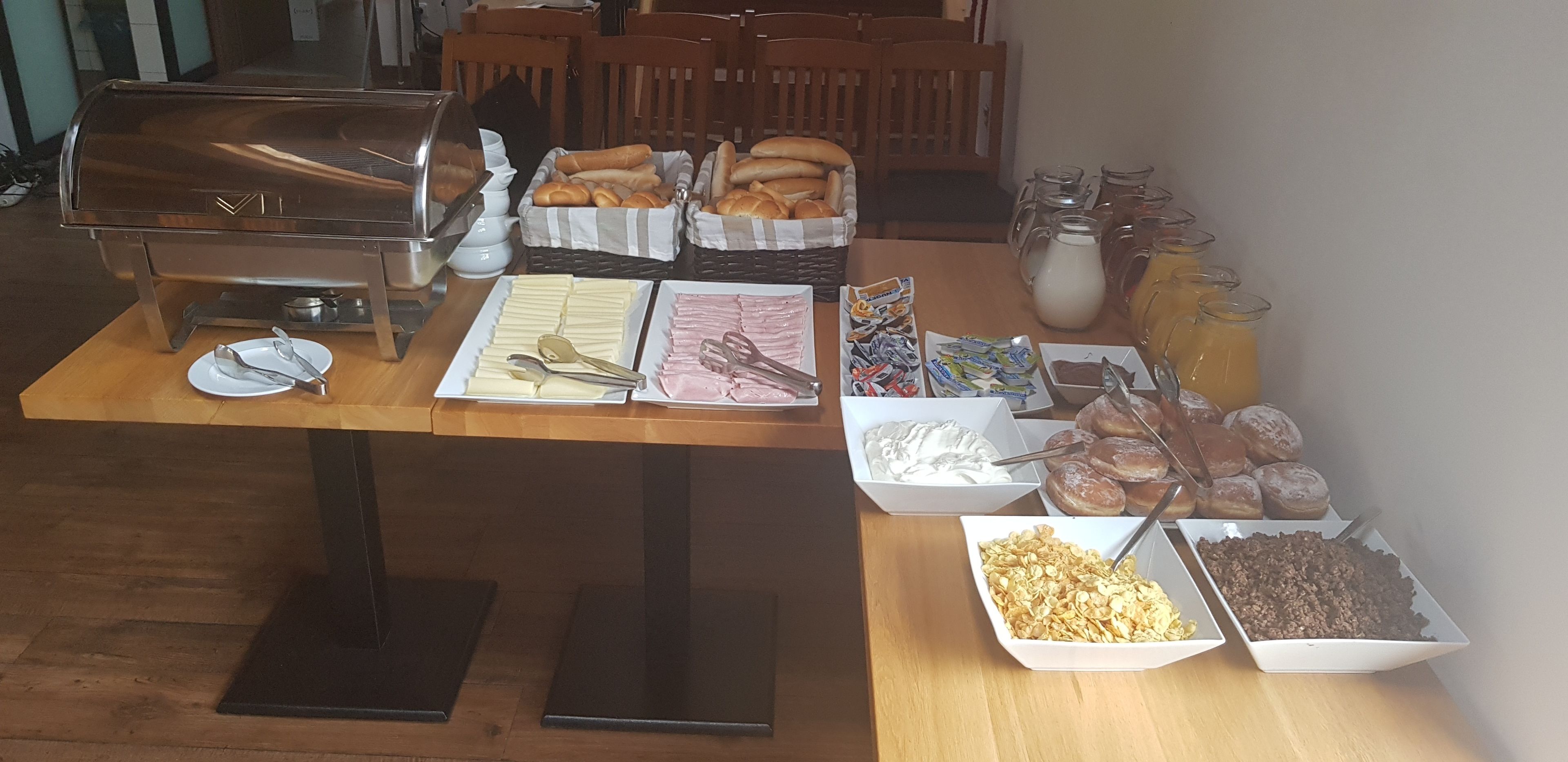 Daily buffet breakfast (CZK 180 per person)