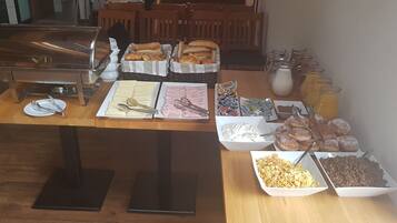 Daily buffet breakfast (CZK 180 per person)