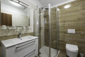 Deluxe Apartment, 1 Queen Bed | Bathroom | Shower, free toiletries, hair dryer, towels - Statek 1738 (Vsestudy)