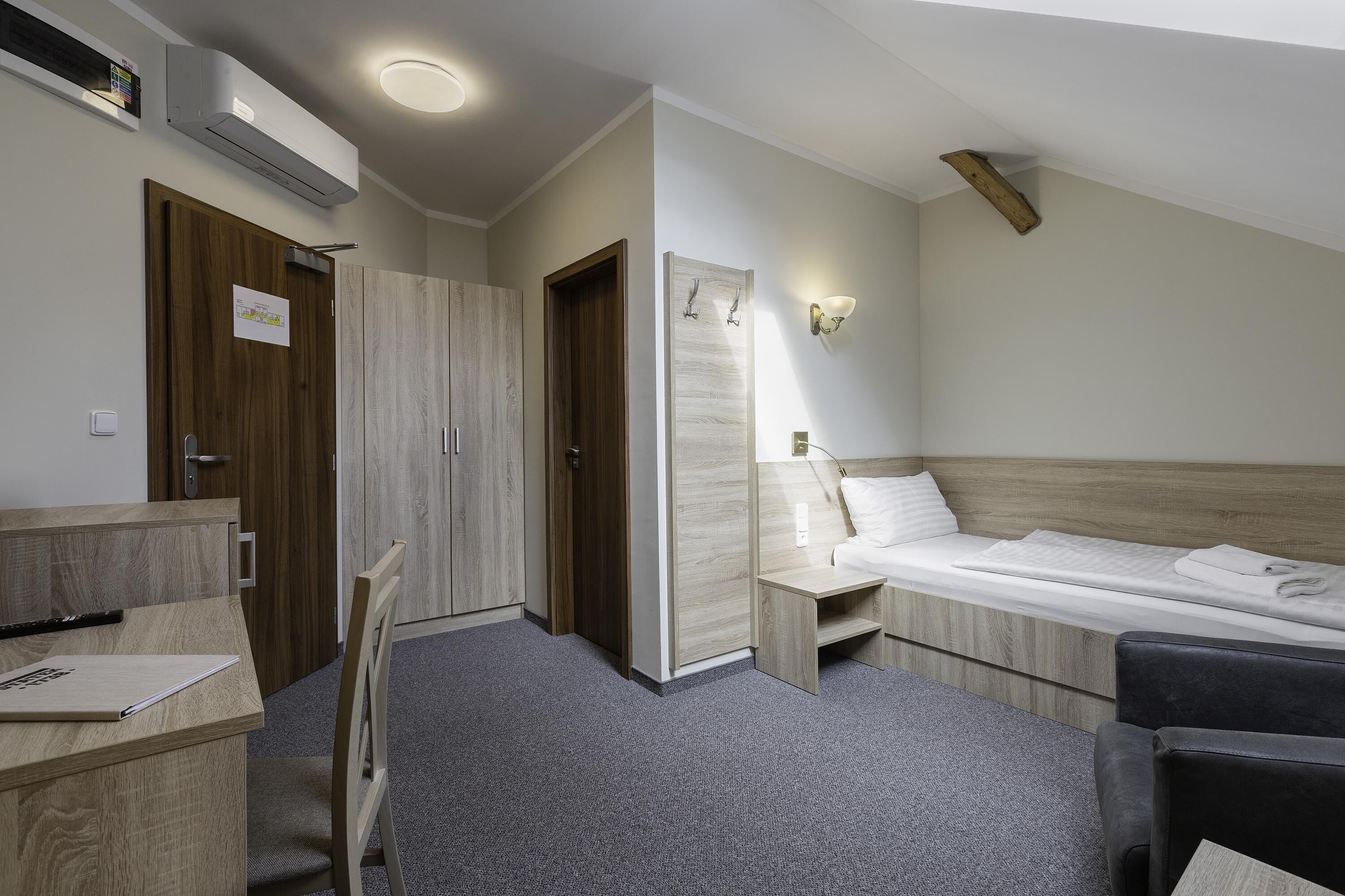 Allergikerbettwaren, Minibar, Schreibtisch, Verdunkelungsvorhänge