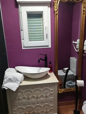 Design dubbelrum - 1 queensize-säng | Badrum | Badkar och dusch, bubbelbadkar, regndusch och gratis toalettartiklar