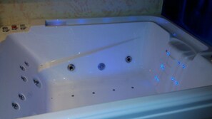 Design dubbelrum - 1 queensize-säng | Privat bubbelpool
