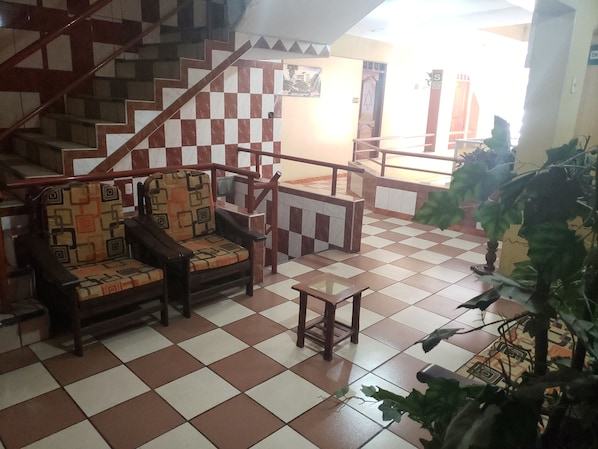 Lobby sitting area - Hotel Paqueñito (Lima)