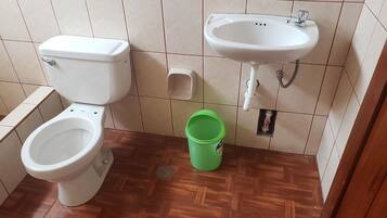Double Room, 1 Double Bed, Non Smoking | Bathroom | Shower, towels