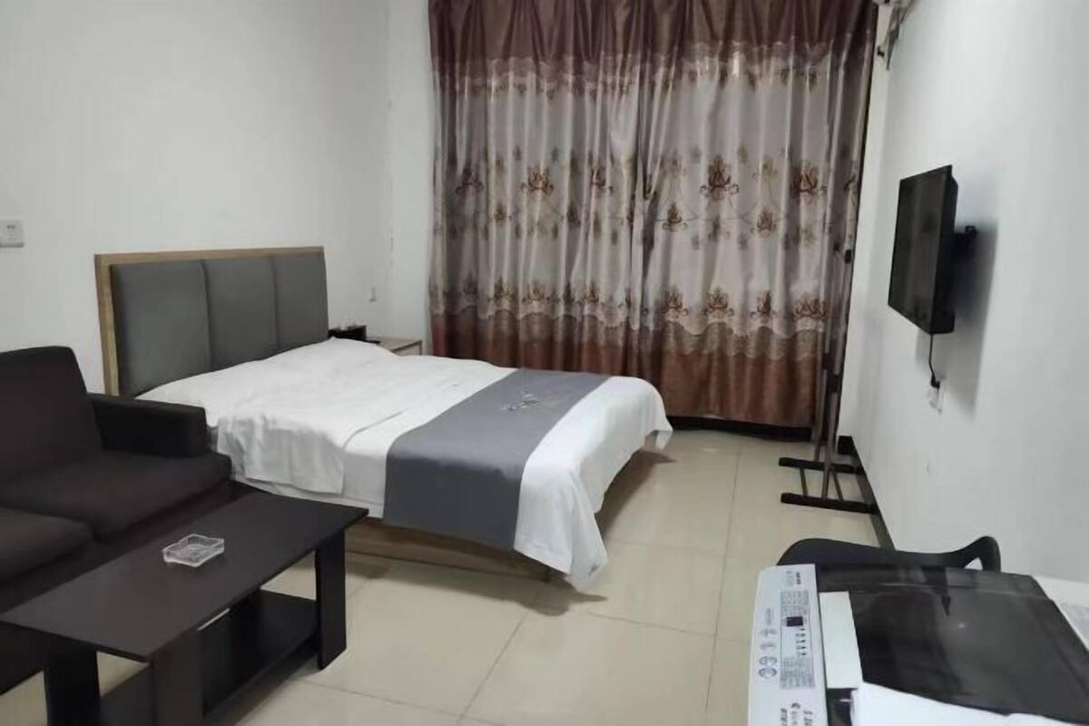Ropa de cama de alta calidad, colchones con pillow-top y escritorio 