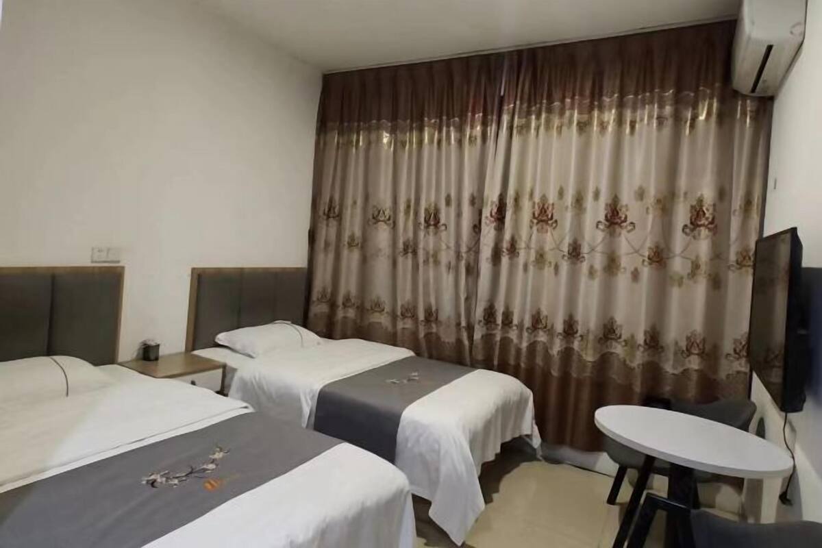 Ropa de cama de alta calidad, colchones con pillow-top y escritorio 