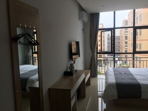 Premium bedding, pillow-top beds, desk, blackout curtains - First Apartment (Jiangmen)