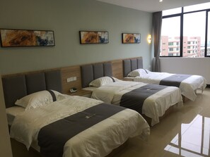 Premium bedding, pillow-top beds, desk, blackout curtains - First Apartment (Jiangmen)