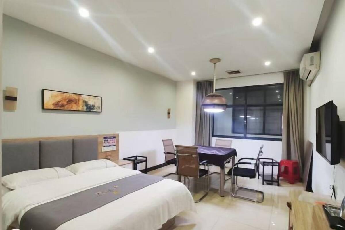 Ropa de cama de alta calidad, colchones con pillow-top y escritorio 