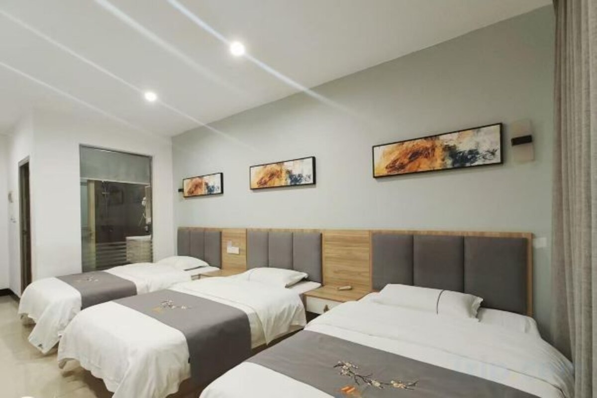Boutique Room (3 Beds)