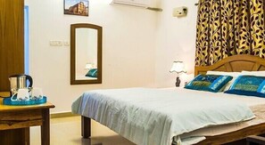 高档床上用品、迷你吧、客房内保险箱、办公桌