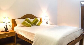 Seprai premium, minibar, brankas, dan meja kerja