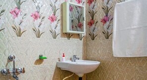 Shower, pancuran hujan, perlengkapan mandi gratis, dan handuk