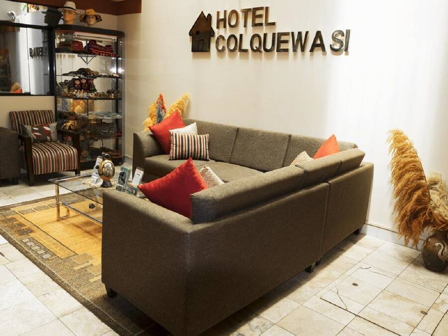 Coin salon dans le hall