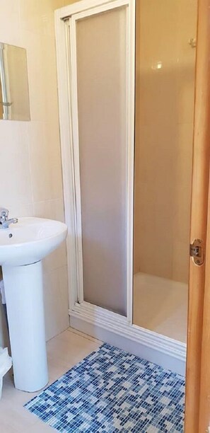 Twin Room, Private Bathroom | Bathroom | Shower, free toiletries, towels