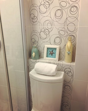 Appartement Deluxe, Plusieurs lits, non-fumeur, vue sur la piscine | Salle de bain | Douche, articles de toilette (gratuits), serviettes fournies