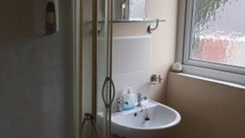 Dusche, kostenlose Toilettenartikel, Handtücher