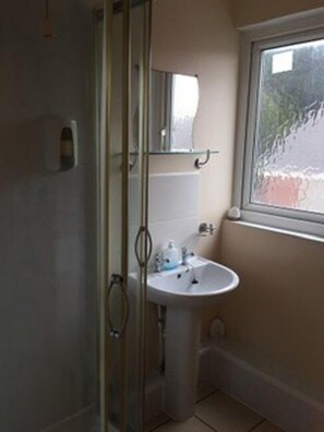 Shower, free toiletries, towels - Bayside Guest House (Porthcawl)