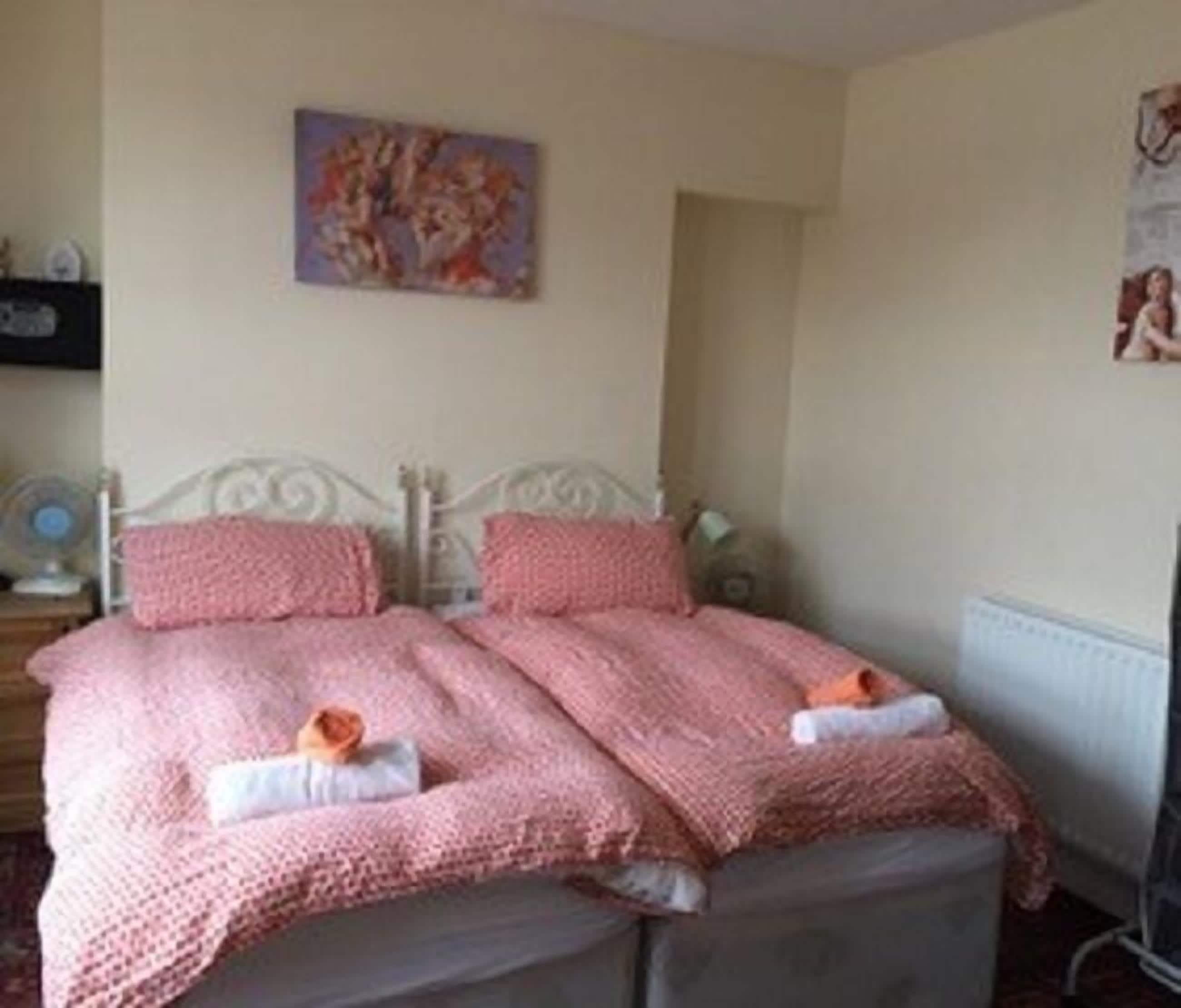 Habitación con 1 cama doble o 2 individuales | Caja fuerte, wifi gratis, ropa de cama