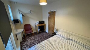 Basic Double Room | In-room safe, free WiFi, bed sheets - Bayside Guest House (Porthcawl)