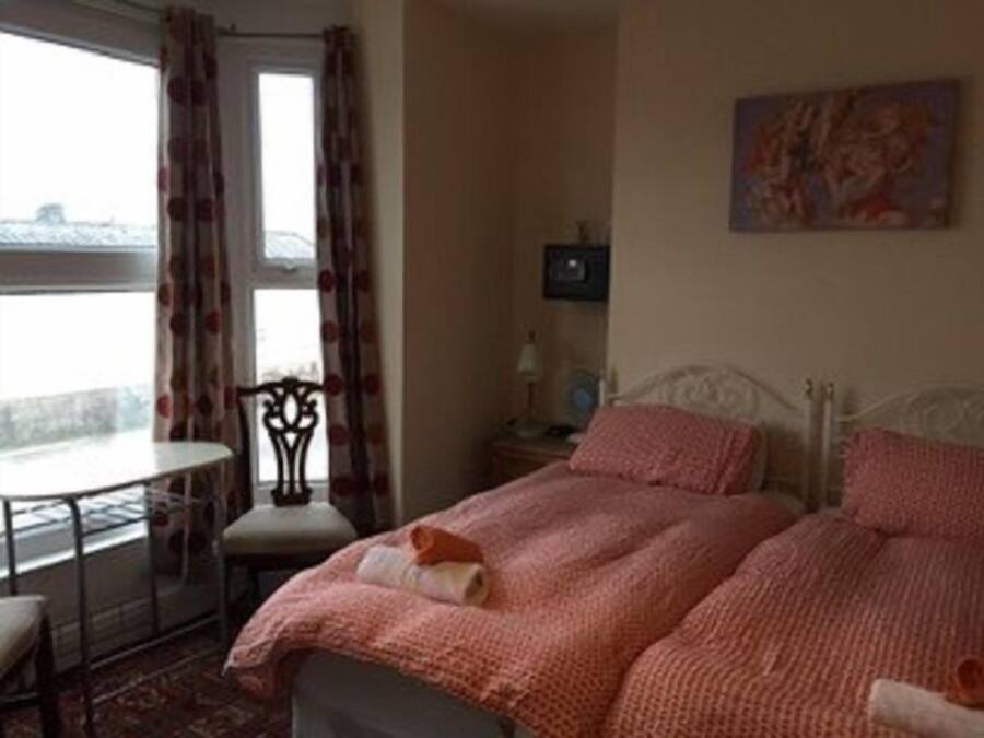 Kamer, 1 twee- of 2 eenpersoonsbedden | Een kluis op de kamer, gratis wifi, beddengoed