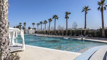 季節限定屋外プール、プール パラソル、サンラウンジャー