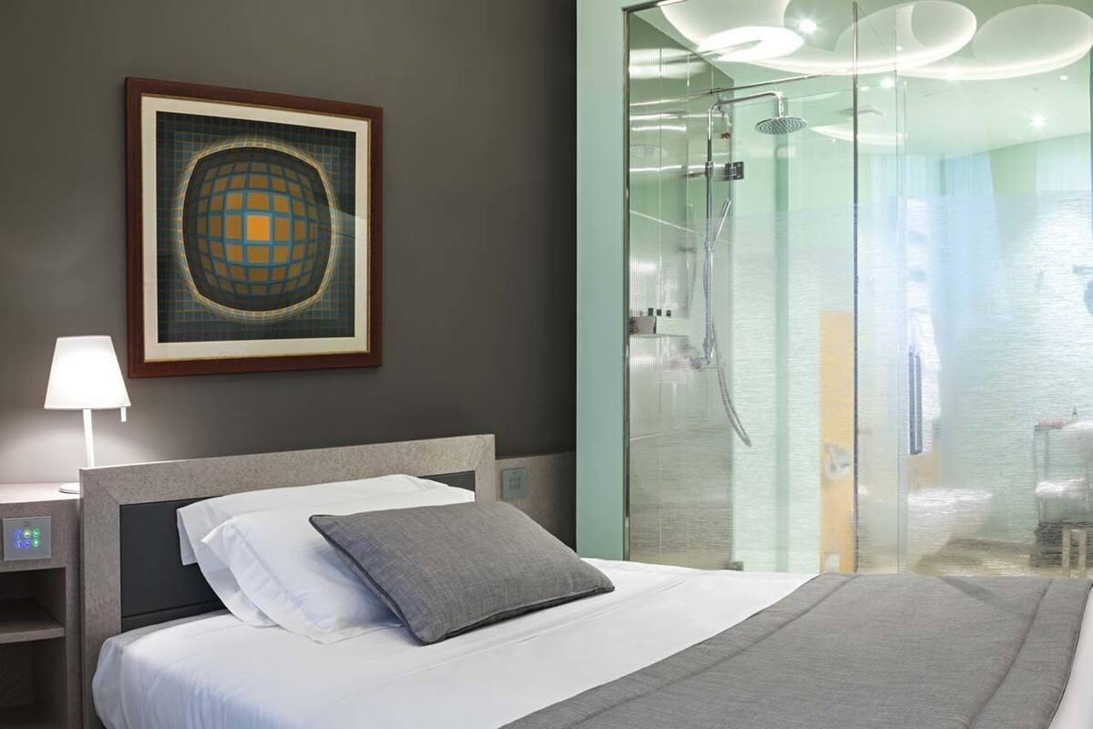 Classic Double Room Single Use | Minibar, in-room safe, desk, laptop workspace