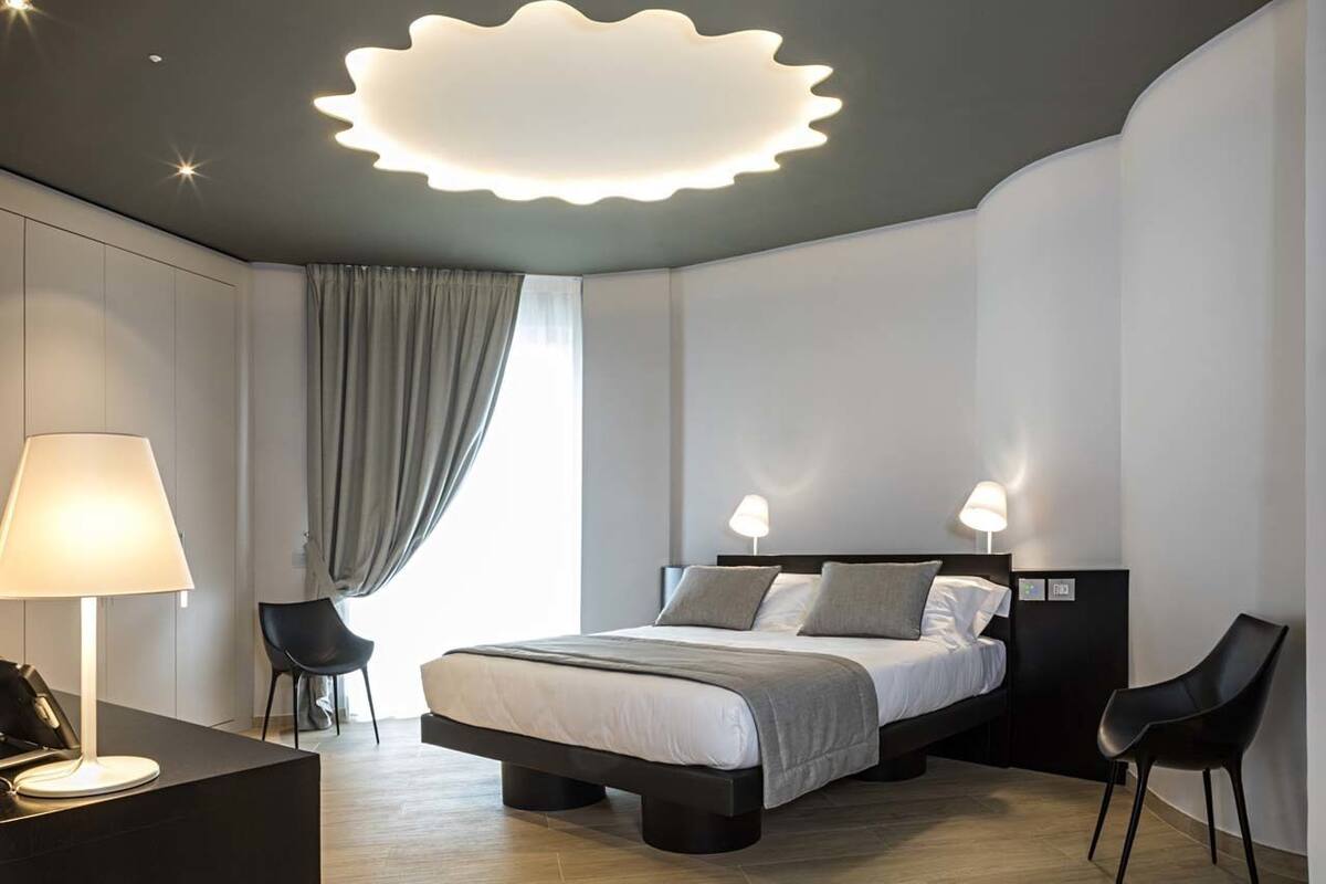 Junior Suite | Minibar, in-room safe, desk, laptop workspace