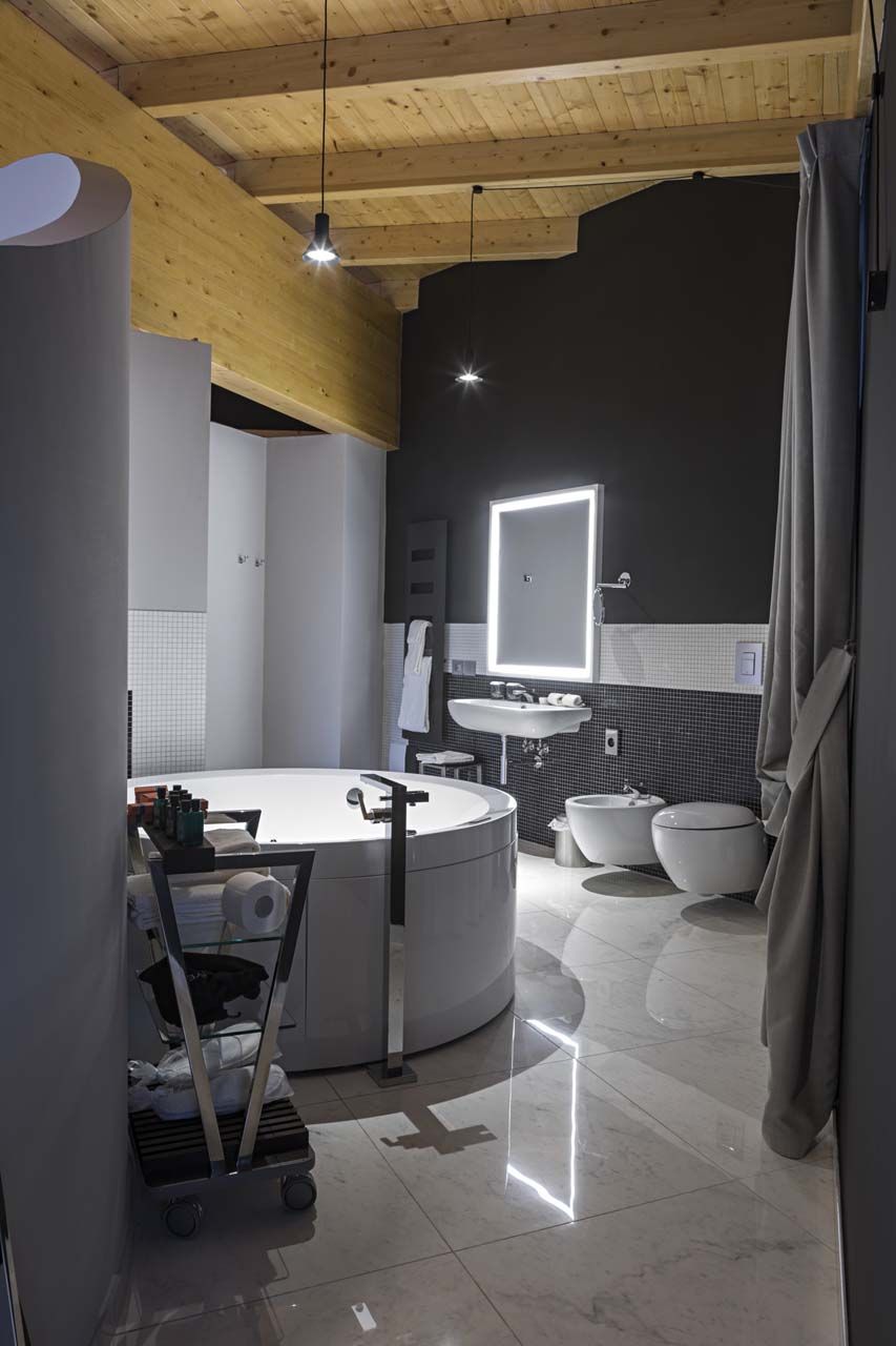 Un baño moderno con una bañera redonda, un lavabo y un inodoro.