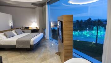 Suite, Whirlpool | Minibar, Zimmersafe, individuell eingerichtet, Schreibtisch