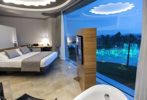 Suíte, banheira | Frigobar, cofres nos quartos, individualmente mobiliados, escrivaninha