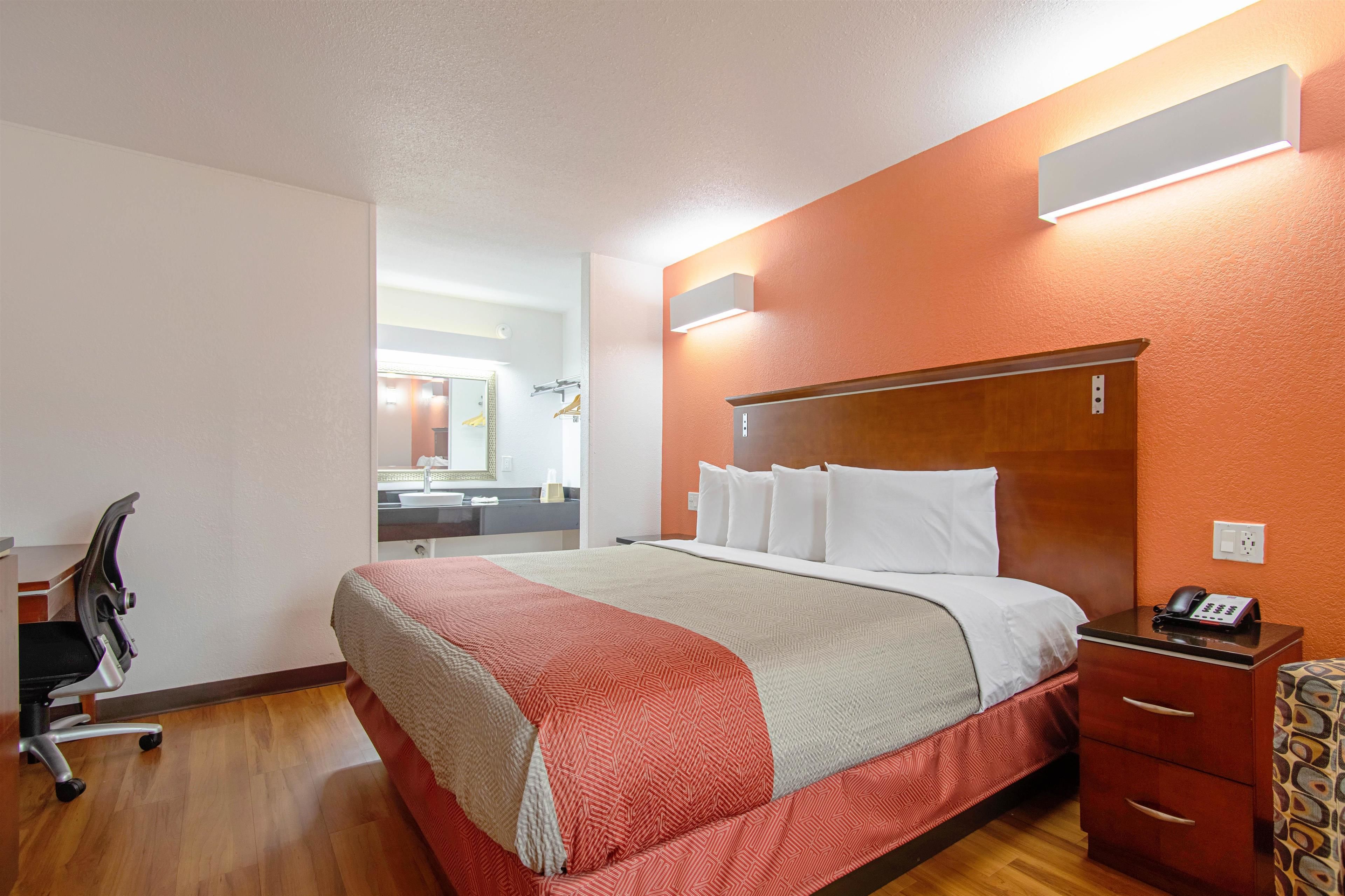 Desk, laptop workspace, soundproofing, free WiFi