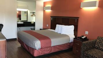 Rom – deluxe, 1 kingsize-seng, tilgjengelighetstilpasset, ikke-røyk | Skrivebord, skrivebord for bærbar PC, lydisolert og wi-fi (inkludert)