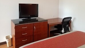 Desk, laptop workspace, soundproofing, free WiFi - Motel 6 Alma, AR (Alma)