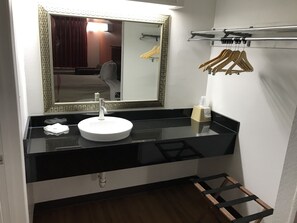 Regndusch, hårtork, handdukar och tvål