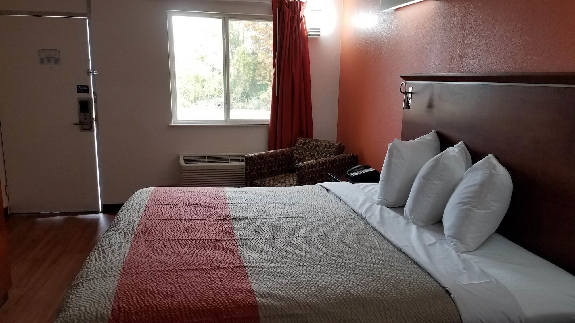 Desk, laptop workspace, soundproofing, WiFi (free)