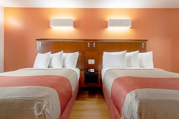 Desk, laptop workspace, soundproofing, free WiFi