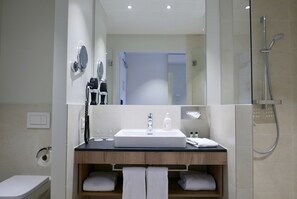 Shower, free toiletries, hair dryer, towels - Rafaela Hotel Heidelberg (Heidelberg)