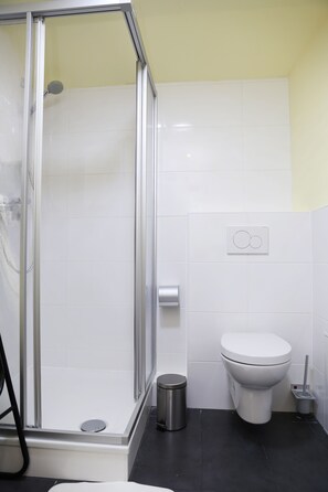 Basic-Doppelzimmer | Badezimmer | Haartrockner, Hausschuhe, Handtücher