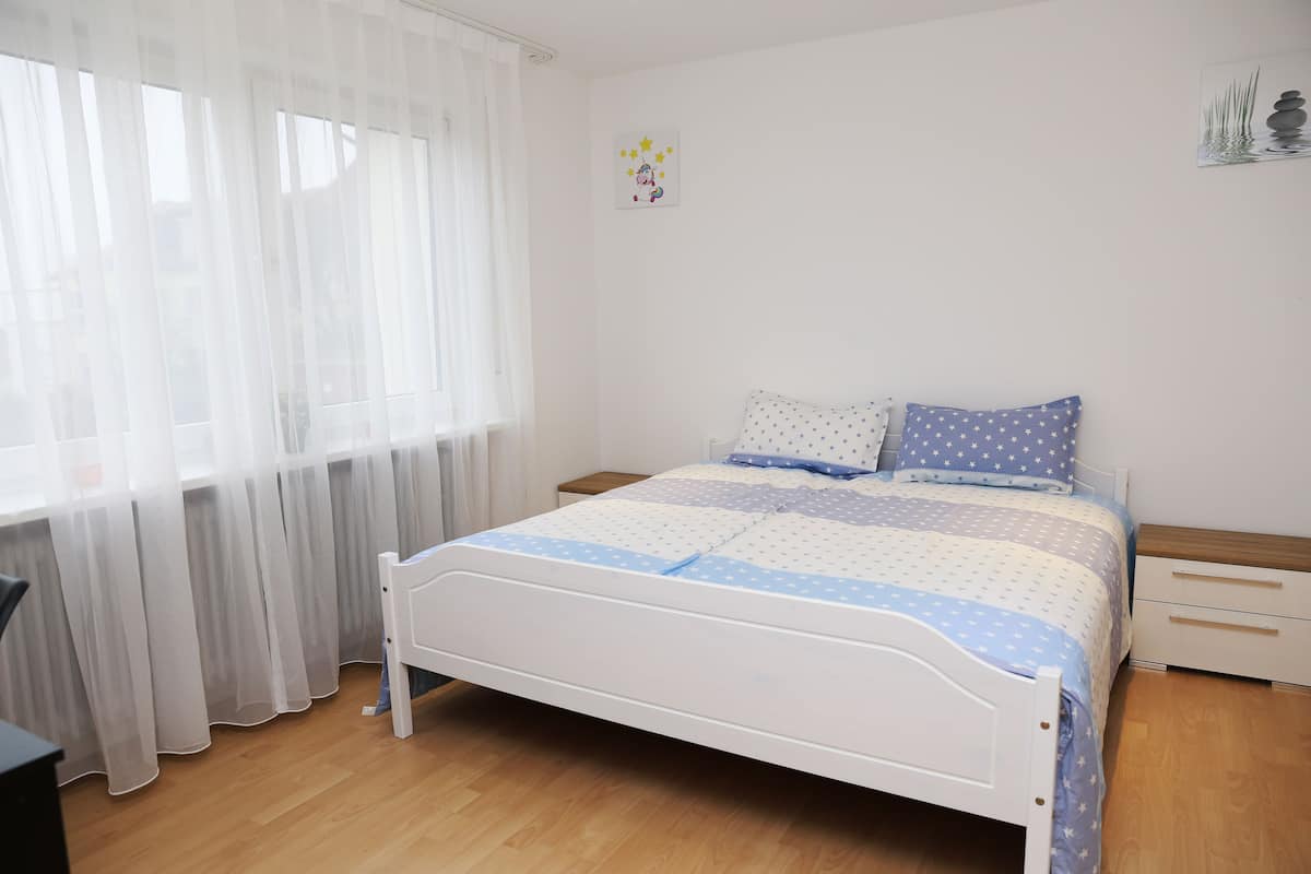 Departamento Deluxe | Escritorio y ropa de cama 