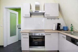 Basic Apartment | Private kitchen | Full-sized fridge, coffee/tea maker, electric kettle - Charlotte Flat Heidelberg (Dossenheim)
