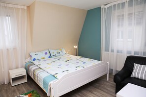 Apartamento básico | Escrivaninha, roupa de cama