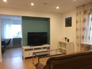 Căn hộ Deluxe | Khu phòng khách | TV màn hình phẳng