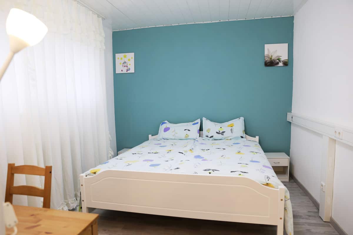Habitación básica doble | Escritorio y ropa de cama 