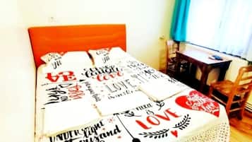 Standard Studio | Desk, blackout curtains, soundproofing, free WiFi