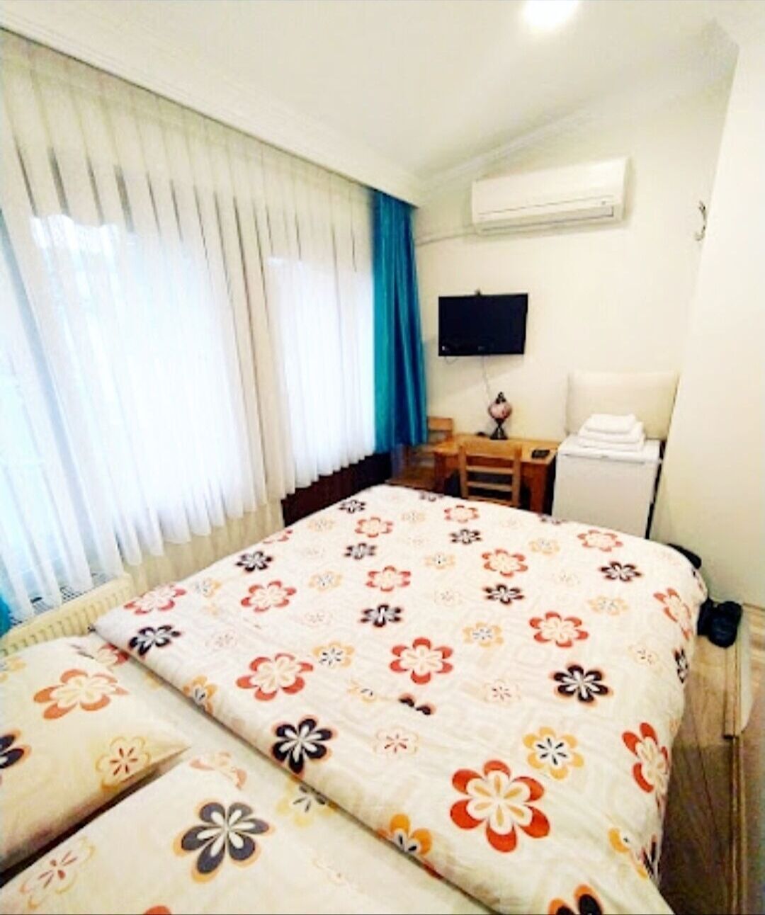 Desk, blackout curtains, soundproofing, free WiFi