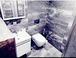 Combined shower/tub, hydromassage showerhead, free toiletries