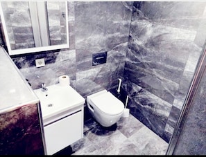 Standard Studio | Bathroom | Combined shower/tub, hydromassage showerhead, free toiletries