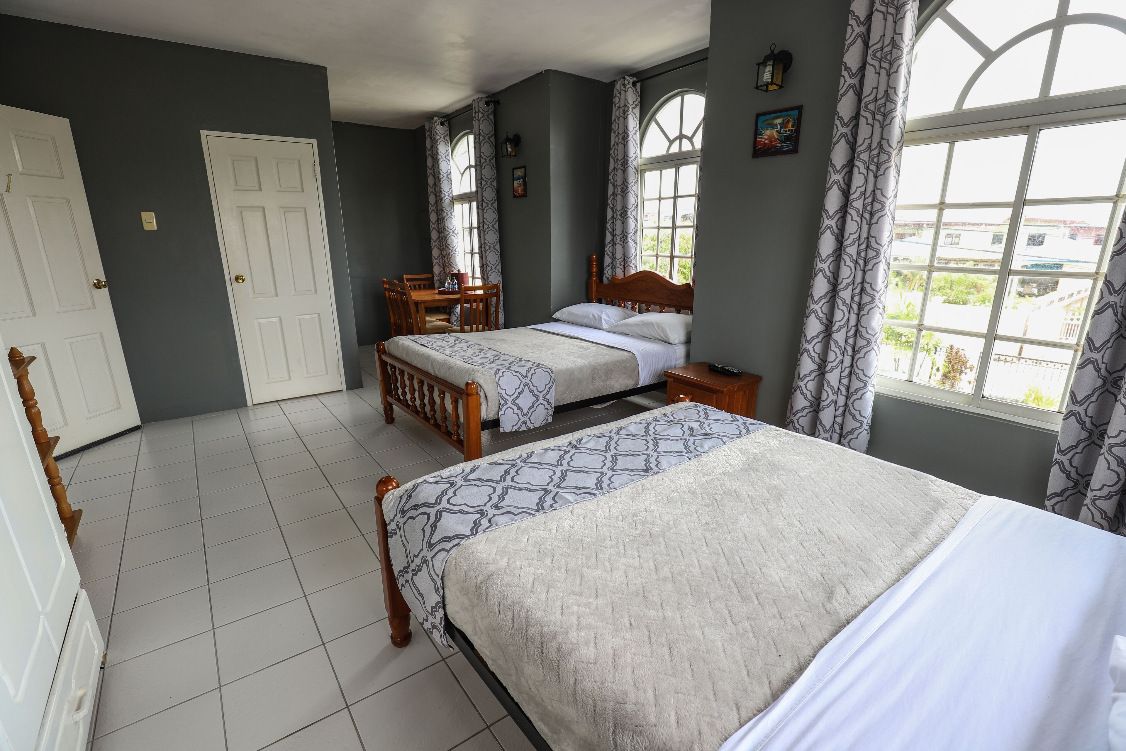 Escritorio, tabla de planchar con plancha, wifi gratis y ropa de cama 