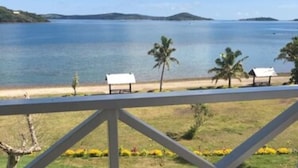 Una terraza con vista a la playa y al océano.